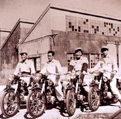 A Suzuki első négyütemű motorkerékpár-modellje (1954). A Colleda CO (90cc) kerékpárok a prototípusgyár előtt
